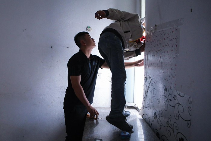 15h tôi tiếp tục lắp đặt điều hòa tại một phòng trọ tại Mễ Trì. Ô cửa thoáng khí rất nhỏ làm chúng tôi khó khăn trong việc di chuyển và lắp đặt cục nóng.