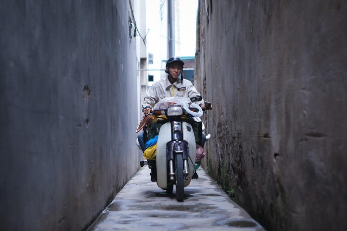 Công việc tự do nên tôi không có giờ giấc cố định. Hôm nay tôi rời nhà trọ đi làm vào lúc 8h. Vợ tôi đã đi làm trước đó, con gái đã gửi về quê cho ông bà chăm từ đợt dịch.