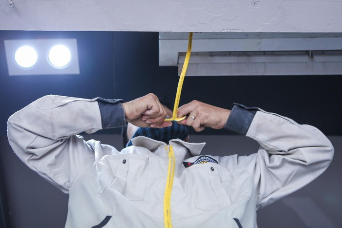 Khách hàng quen thường gọi tôi đến bảo dưỡng định kỳ hàng năm. Lúc 18h tôi còn đến khảo sát một tòa nhà 4 tầng mới xây để chuẩn lắp đặt điều hòa cho họ.