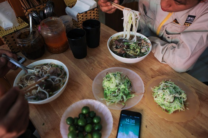 Gần 14h30, tôi và các anh em trong đội mới được ăn bữa trưa. Tôi chọn ăn bún vì ăn cơm bình dân trong thời tiết 40 độ C khá khó nuốt.