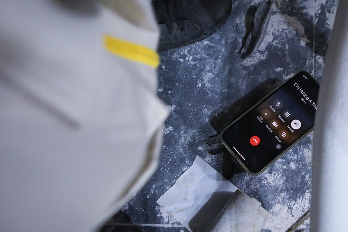 Liên tục có những cuộc gọi đến trong khi tôi đang làm việc khiến tôi phải bật loa ngoài nghe. Vào mùa hè, nhu cầu sửa chữa điều hòa rất cao, những người thợ như tôi quá tải công việc.