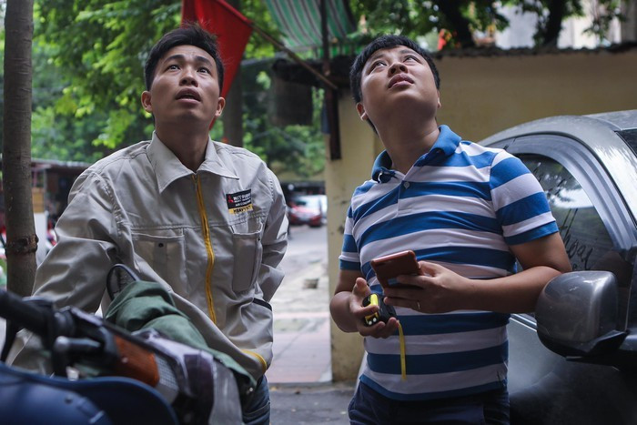 Khách hàng đầu tiên ở khu vực Cầu Giấy. Tôi cùng đơn vị thi công bàn bạc vị trí lắp đặt.