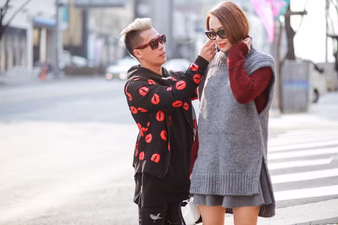 2018 cũng là năm Minh Hằng và stylist lâu năm của cô, Travis Nguyễn, xảy ra mâu thuẫn. Cụ thể, sau lần nữ ca sĩ bị chê mặc xấu ở buổi casting The Face, Travis Nguyễn "tố" cô tự ý thay đổi trang phục, làm bộ cánh trở thành thảm họa. Ngoài ra, anh cũng bức xúc cho rằng giọng ca Một vòng trái đất keo kiệt, thiếu tôn trọng ê-kíp.