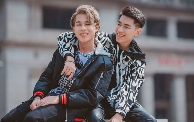 Khi bắt đầu hợp tác vào đầu năm 2019, Jack và K-ICM luôn nhắc đến nhau là người bạn thân nhất. Không chỉ đồng hành trong âm nhạc, họ còn ở chung nhà và đi đâu cũng có nhau. Jack từng chia sẻ anh chưa chơi thân với ai như vậy. Tuy nhiên, đến cuối năm, bộ đôi bất ngờ tan rã cùng những lùm xùm xung quanh. Trong bài phỏng vấn với Zing vào đầu năm 2020, K-ICM cho biết từ khi Jack rời đi, cả hai không còn nói chuyện. Nếu có cơ hội gặp lại, anh vẫn muốn ôm người bạn cũ một lần và hỏi thăm sức khỏe.