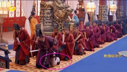 Lỗi phục trang ngớ ngẩn trong phim cổ trang Trung Quốc - Hình 5 Loi phuc trang ngo ngan trong phim co trang Trung Quoc-Hinh-5