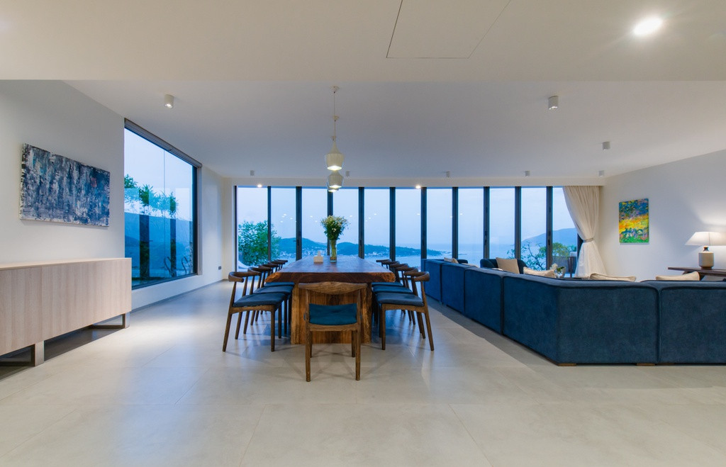 Lối thiết kế đưa biển vào nhà tạo nên một không gian ngập tràn ánh nắng và không khí của biển trời Nha Trang.