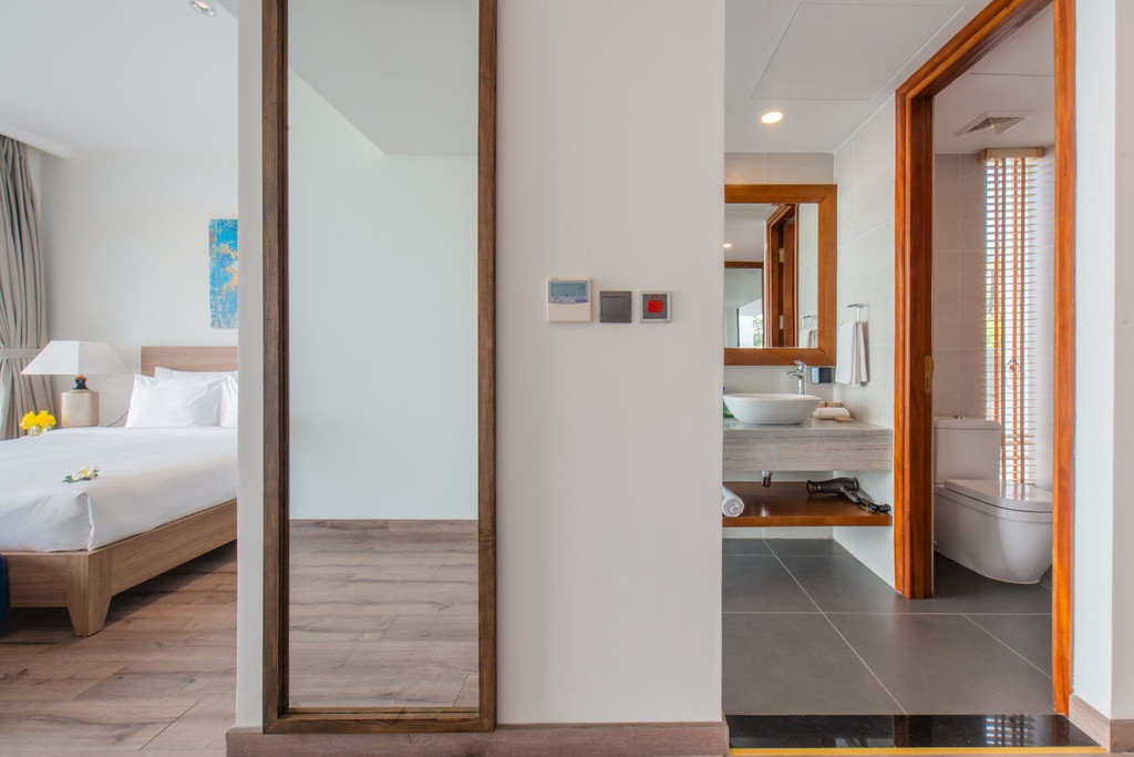 Việc bố trí các căn phòng một cách riêng tư cùng ánh sáng hợp lý khiến người ở cảm nhận được sự yên bình và thân thiện trong một không gian sang trọng.