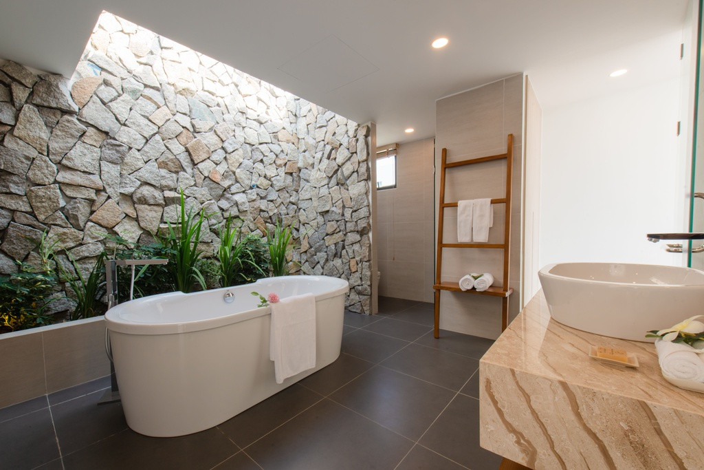 Phòng tắm được thiết kế cùng giếng trời và cây xanh tạo cho người sử dụng cảm giác thư thái và nhẹ nhàng.