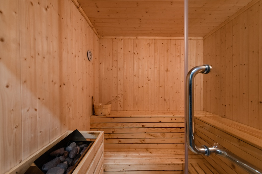 Căn nhà còn được bố trí phòng xông hơi khô riêng mang đến sự thư giãn tối đa khi sử dụng.