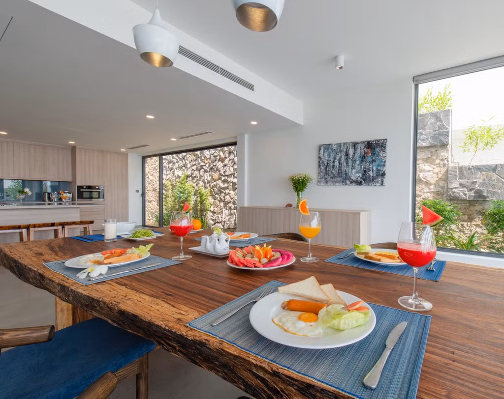 Bàn ăn bằng gỗ với tầm nhìn hướng ra biển khiến mỗi bữa ăn trở nên hấp dẫn hơn bao giờ hết.