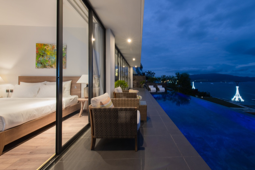 Biệt thự còn được bố trí bể bơi vô cực hướng ra biển và garage riêng phục vụ tối đa nhu cầu trải nghiệm của người ở.