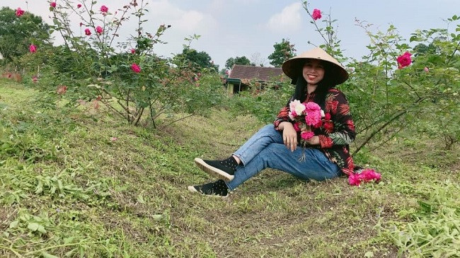 Hơn 15 năm làm việc ở thành phố, chị Thúy chọn khởi nghiệp nông nghiệp bằng con đường "trải đầy gai và hoa hồng". Hết công việc làm đất đến việc chọn giống, mua giống, chia đất thành từng khu riêng biệt với nhiều diện tích để trồng các loại hồng khác nhau. Ngoài ra, thời tiết miền Trung vào mùa hè cực kỳ nắng nóng, để có nước tưới hoa, chị còn làm thêm 2 cái ao rộng đồng thời trồng thêm hàng trăm gốc cây ăn quả như xoài, vải, mít, nhãn để làm bóng mát và điểm nhấn cho trang trại. “Giống hoa hồng dạo đó rất đắt, riêng tiền giống là khoảng 500 triệu đồng. Tôi phải đi về tận Nam Định để mua hàng nhìn cành hoa giống bé xíu, nhỏ hơn đầu đũa ăn cơm với giá 100.000 đồng hay lên Lào Cai mua những gốc hồng lâu năm hơn với giá từ 400.000 đồng đến 5 triệu đồng/gốc”, chị Thúy cho hay.