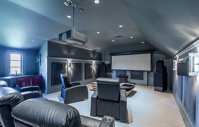 Những tiện ích nổi bật trong nhà có thể kể đến rạp phim, quầy bar, và phòng tập thể dục.