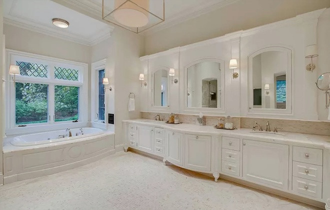 Phòng tắm chính mang màu trắng chủ đạo, được trang bị đầy đủ tiện nghi cao cấp và được chia thành nhiều khu vực khác nhau.