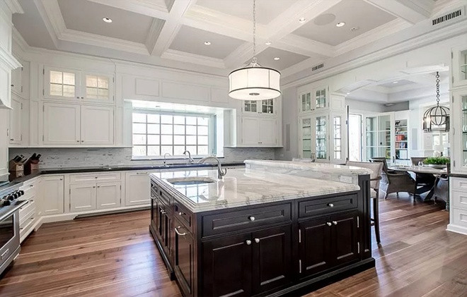 Nhà bếp rộng lớn, sáng sủa, được trang bị đầy đủ công cụ nấu nướng hiện đại. Điểm nhấn tại đây là bàn đảo bằng gỗ với mặt bàn làm từ đá cẩm thạch.