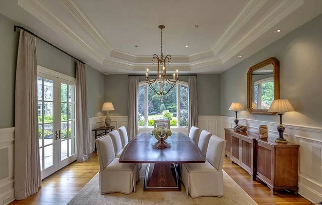 Phòng ăn trang trọng với những nội thất không cầu kỳ nhưng được bài trí tinh tế.