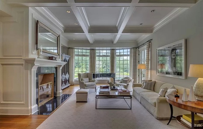 Ngôi nhà được hoàn thiện vào năm 2006 với những đường nét kiến trúc truyền thống pha lẫn hiện đại. Phòng khách rộng rãi, sang trọng với những ô cửa kính đem đến ánh sáng tự nhiên.