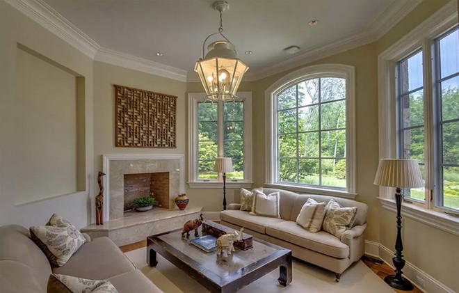 Phòng gia đình mang tông màu be chủ đạo với những ô cửa mở ra cảnh sắc sân vườn xanh mát.