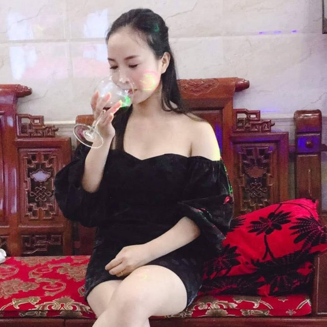 Bong dang ba trum tram ty an sau hotgirl xinh dep ban banh cuon-Hinh-2