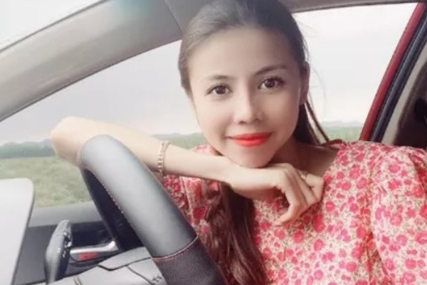 Bong dang ba trum tram ty an sau hotgirl xinh dep ban banh cuon