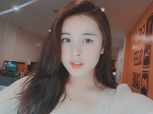 Cô nàng cũng dần hướng mình theo phong cách gợi cảm.