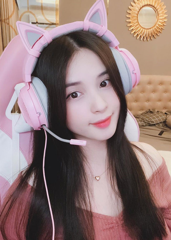 Sức hút đến từ gương mặt đẹp, làn da trắng không tì vết.