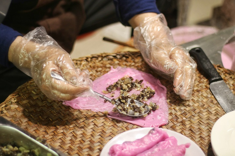 Đổ xô tới ăn thử bánh cuốn thanh long cực lạ - Hình 4 Do xo toi an thu banh cuon thanh long cuc la-Hinh-4