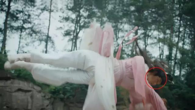 Trong phim Thính tuyết lâu (2020), một cảnh quay đã làm lộ diễn viên nam đóng thế. Điều gây cười là người này mặc quần áo của đệ tử Huyễn Hoa Cung, nơi chỉ có nữ giới. Ảnh: QQ.