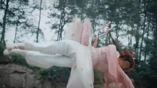 Trong phim Thính tuyết lâu (2020), một cảnh quay đã làm lộ diễn viên nam đóng thế. Điều gây cười là người này mặc quần áo của đệ tử Huyễn Hoa Cung, nơi chỉ có nữ giới. Ảnh: QQ.