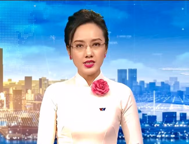 BTV Thoi su Hoai Anh bao nam gan voi chiec ao dai-Hinh-6