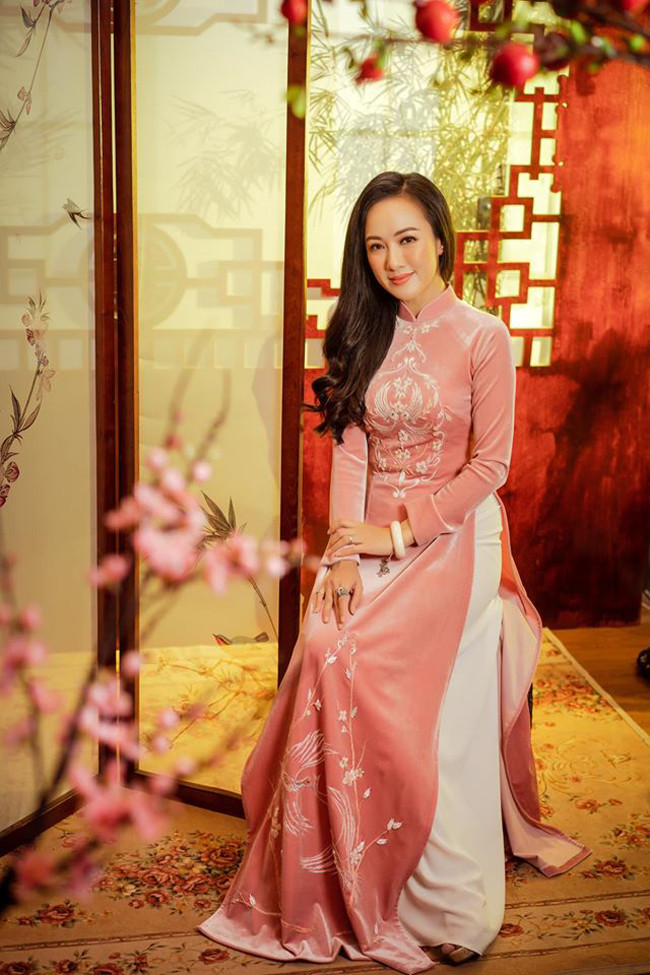 BTV Thoi su Hoai Anh bao nam gan voi chiec ao dai-Hinh-10