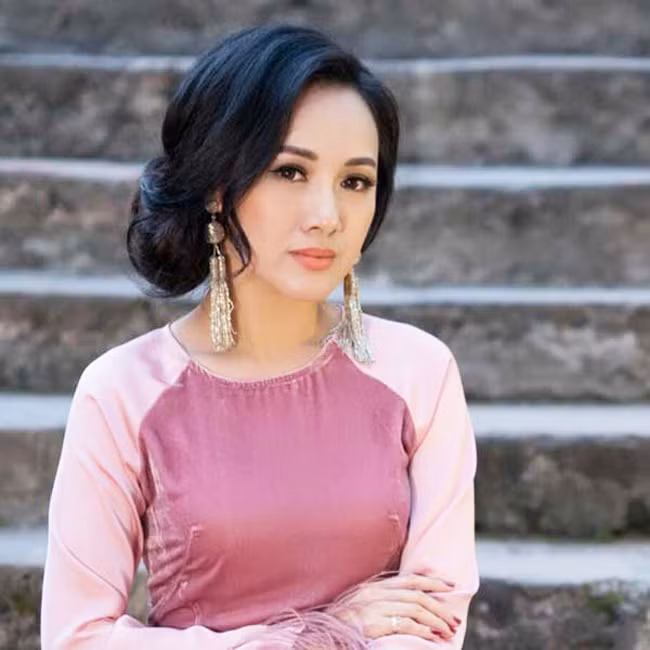 BTV Thời sự Hoài Anh bao năm gắn với chiếc áo dài - Hình 3 BTV Thoi su Hoai Anh bao nam gan voi chiec ao dai-Hinh-3