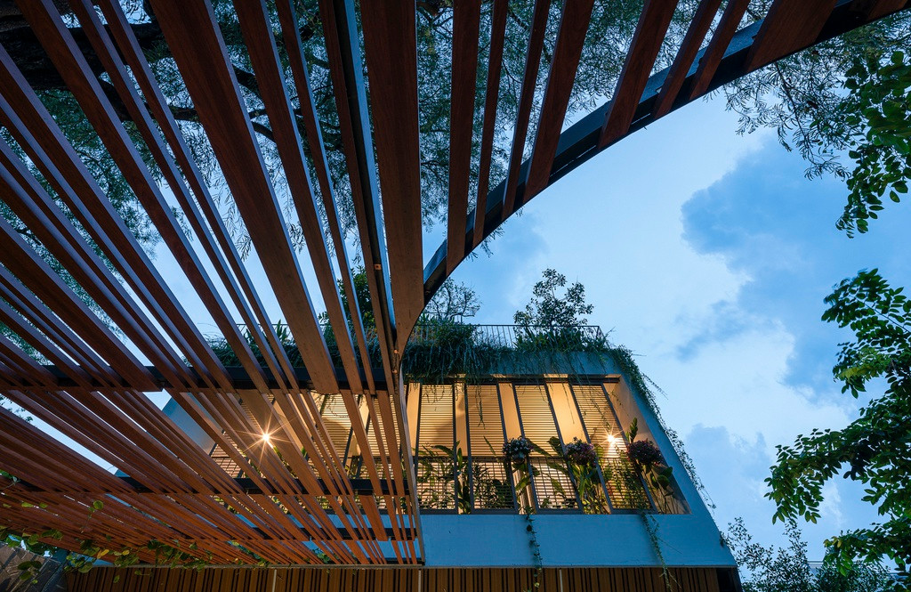 Căn nhà được thiết kế nhằm tạo ra nhiều không gian mở, giúp kết nối con người với thiên nhiên.