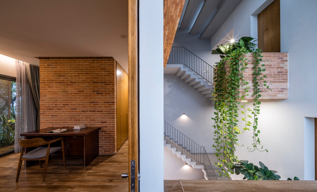 Cây xanh và các vật liệu được lấy cảm hứng từ thiên nhiên, tạo ra một không gian sống thư giãn.