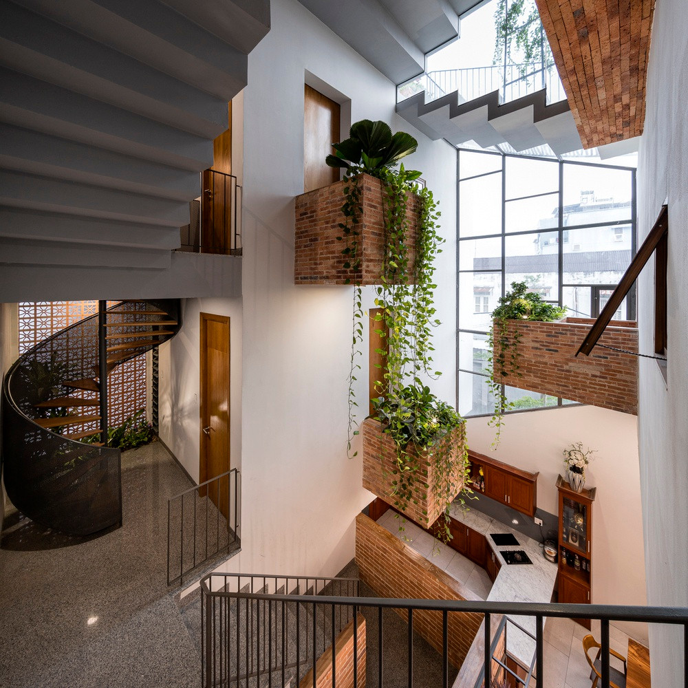 Cách thiết kế này cũng giúp không gian giữa các tầng được kết nối với nhau một cách thông suốt.