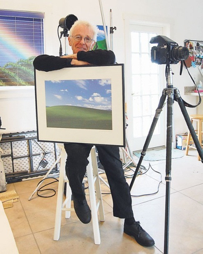 Lúc chụp bức ảnh đó Charles không ngờ có một ngày nó được dùng làm hình nền của Windows XP. "Tôi ra ngoài, chụp vài bức ảnh rồi tiếp tục đi", Charles nhớ lại thời điểm chụp bức ảnh.