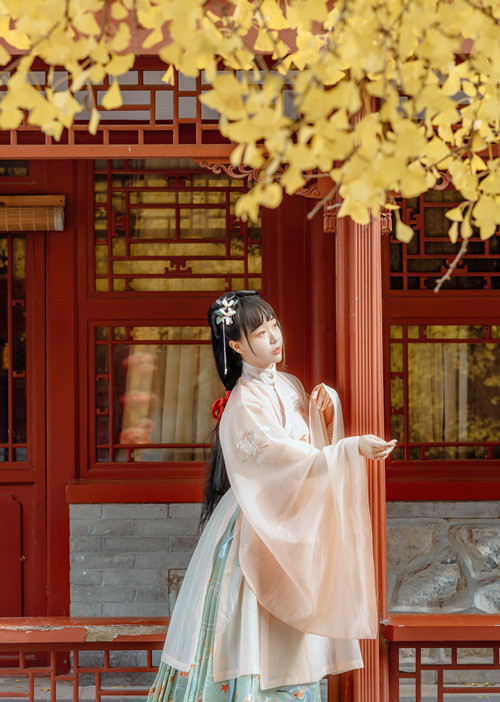 Vi hoang hau ki la, nhan sac long lay me hoac hoang de