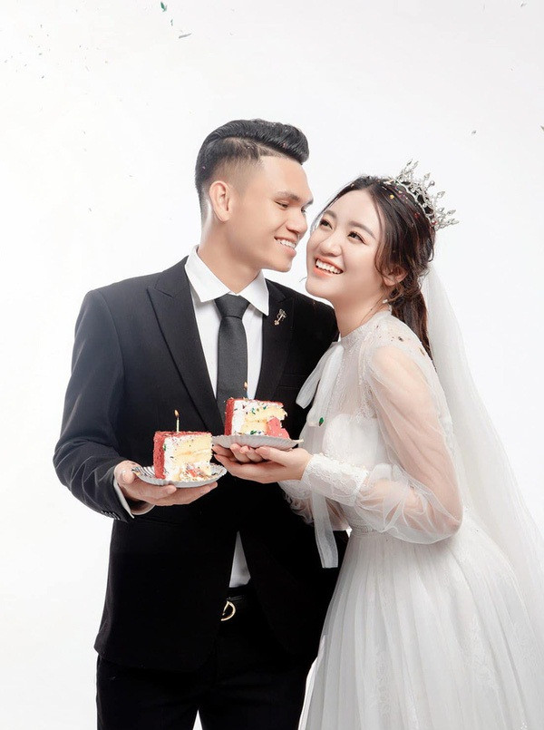 He lo anh cuoi cua Xuan Manh va ban gai