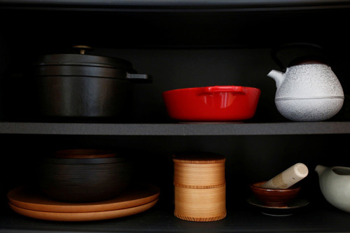 Dụng cụ bếp cũng rất ít ỏi nên tủ bếp được sắp xếp đơn giản.