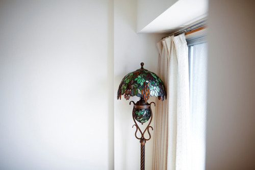 Chiếc đèn ngủ sặc sỡ tạo điểm nhấn Đa số đồ dùng trong nhà đều được thiết kế đơn giản, hạn chế tối đa việc chiếm dụng không gian, màu sắc hài hòa với mỗi căn phòng và tổng thể ngôi nhà.