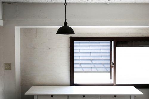 Thói quen của họ là giữ cho căn bếp được ngăn nắp, tránh bày bừa dao, dĩa và những vật dụng nhỏ khác. Đôi lúc, người Nhật cũng sẽ sử dụng một vài món đồ trang trí cho căn nhà thêm sức sống. Chẳng hạn, đồ dùng bắt mắt nhất trong nhà là chiếc đèn ngủ sặc sỡ nổi bật trên nền tường sáng màu và đơn giản.