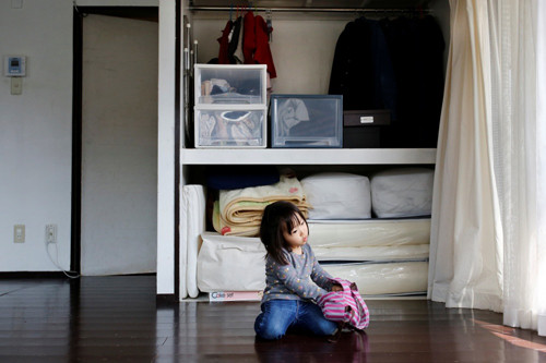 Đồ đạc đơn giản và ít ỏi nên không gian sống khá rộng rãi.