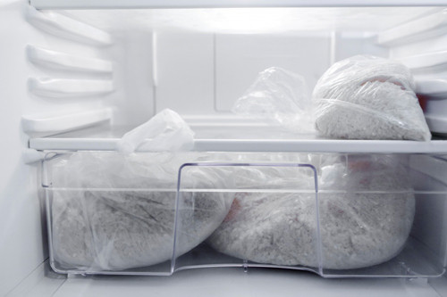 Đồ đạc trong tủ lạnh cũng không nhiều, họ sử dụng túi đựng thay vì các hộp thực phẩm.