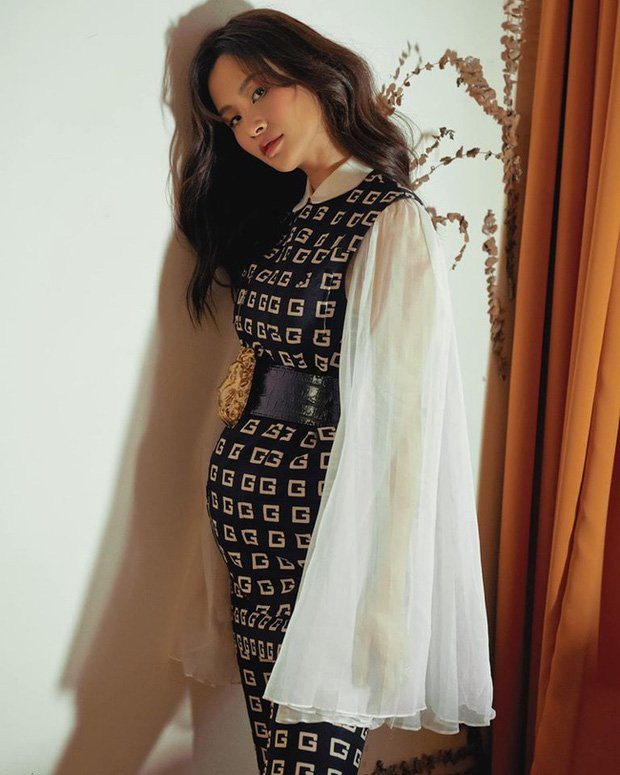 Bà bầu Đông Nhi bị “la ó” vì dùng dây lưng thắt chặt vòng 2 Ba bau Dong Nhi bi “la o” vi dung day lung that chat vong 2