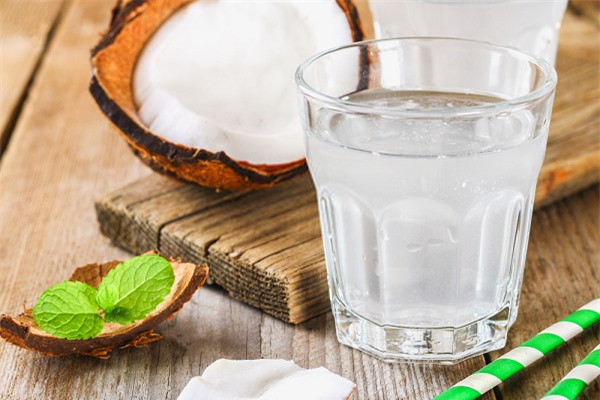 5 sai lầm khi uống nước dừa dễ gây đột quỵ ảnh 1