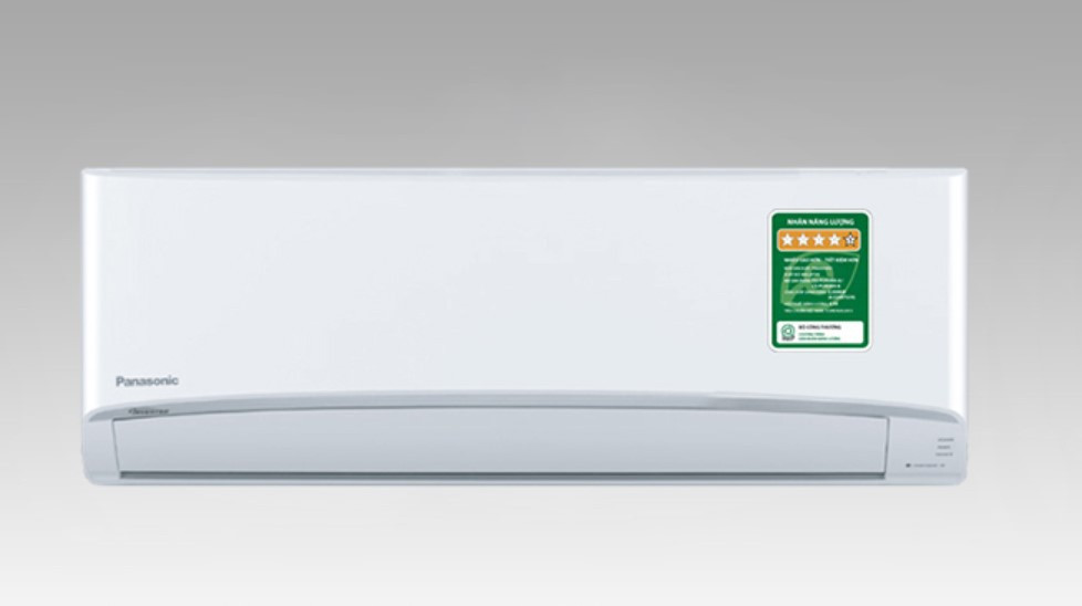  Panasonic Inverter CU/CS-PU9UKH-8 được bán với giá 10,1 triệu đồng, giảm 500.000 đồng tại hệ thống Nguyễn Kim. Sản phẩm có giá 10,6 triệu đồng tại Điện Máy Xanh và Điện Máy Chợ Lớn. Cửa gió của thiết bị được thiết kế rộng giúp thổi gió xa, làm mát nhanh hơn. Hệ thống Nanoe-G trên sản phẩm có thể lọc bụi bẩn, bảo vệ sức khỏe của người dùng trong quá trình sử dụng. Ảnh: Panasonic.