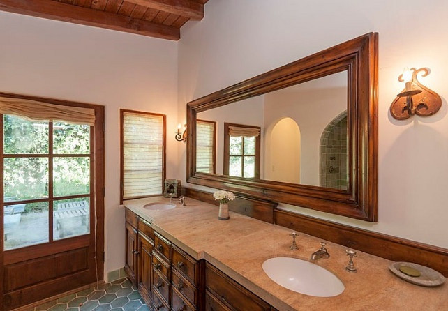 Phòng tắm chính mang những đường nét cổ điển và được trang bị đầy đủ tiện nghi hiện đại, cao cấp.