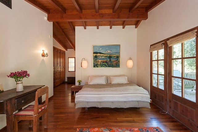 Phòng ngủ chính rộng rãi, trang nhã, tràn ngập ánh sáng tự nhiên. Nội thất tại đây tuy đơn giản nhưng được bài trí tinh tế.