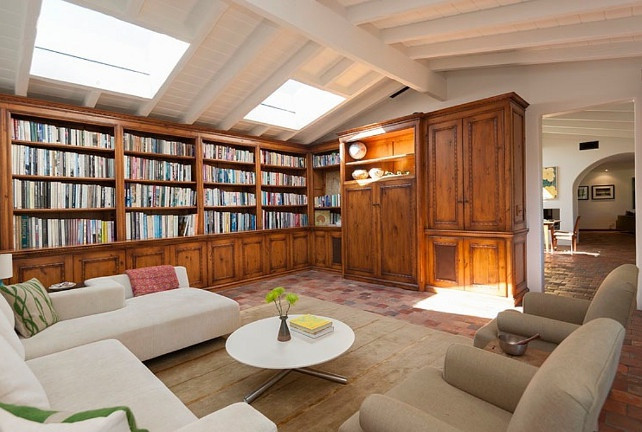 Phòng gia đình ấm cúng, mộc mạc, nổi bật với tủ sách cỡ lớn