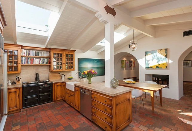 Nhà bếp và khu vực ăn uống nhỏ nhắn được tích hợp trong một không gian rộng rãi, cởi mở, mang những đường nét cổ điển với những chiếc tủ bếp được làm từ gỗ thông.